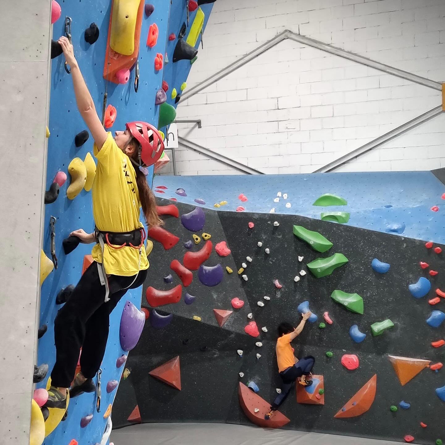 La escalada indoor es mucho más que un deporte, es una experiencia que transforma cuerpo y mente, y no importa tu edad o nivel …siempre habrá un desaf…