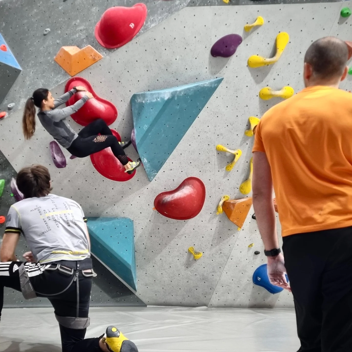 No hay duda de que la escalada se ha convertido en un deporte social, en gran medida al ambiente que se genera dentro de los rocodromos asique te anim…